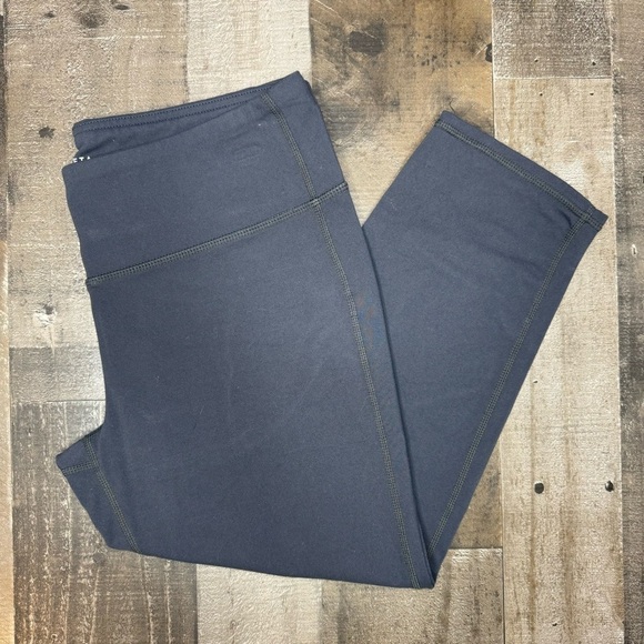 Athleta Crop Legging size Large - Picture 1 of 10